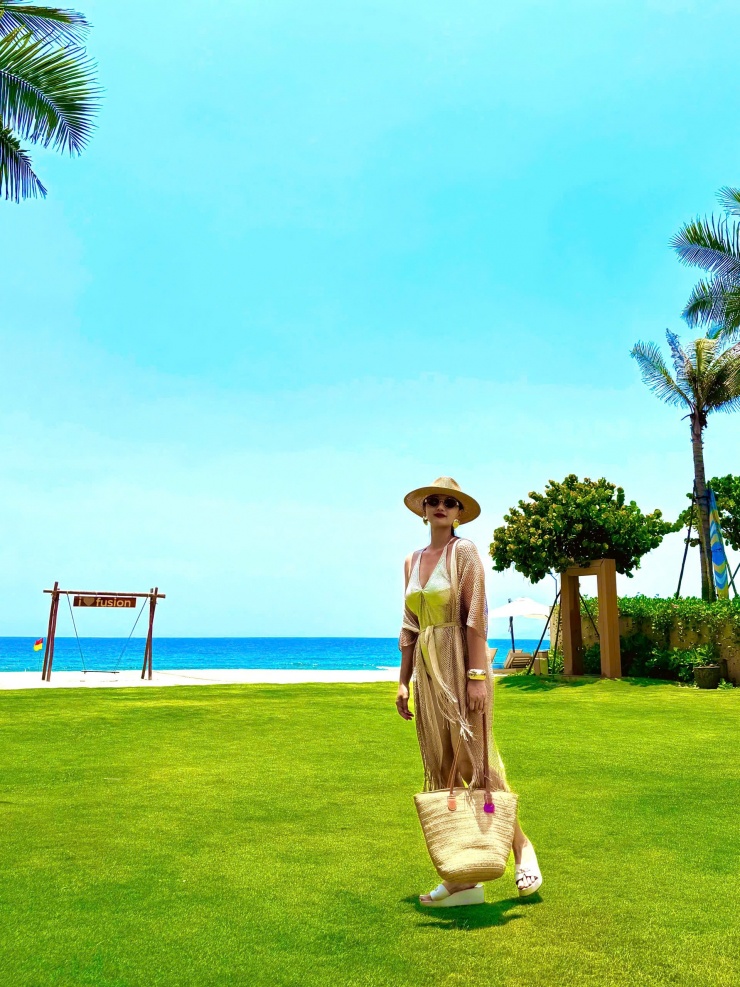 Thời gian dài im ắng, nữ diễn viên vừa chụp loạt ảnh mặc đồ bơi khoe vóc dáng gợi cảm ở một khu resort.&nbsp;