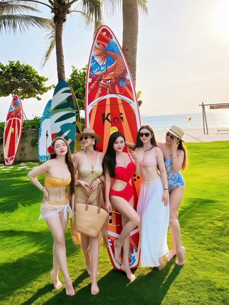 Dàn mỹ nhân khoe vóc dáng nóng bỏng trong trang phục đồ bơi bắt mắt. Dù lớn tuổi nhất nhưng Lã Thanh Huyền sexy và trẻ đẹp không thua kém đàn em.&nbsp;