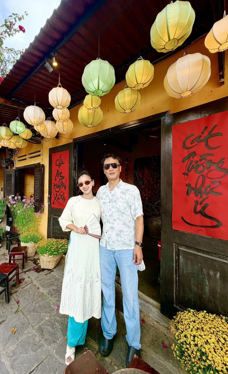 Ngoài đời, nữ diễn viên kết hôn với ông xã hơn 12 tuổi và tận hưởng cuộc sống như bà hoàng. Cặp đôi có 1 cậu con trai và thường xuyên đi du lịch khắp nơi.&nbsp;