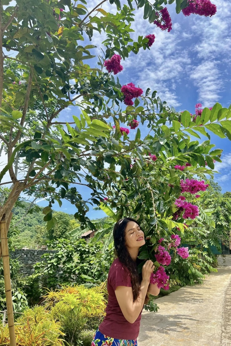 Biệt phủ nằm giữa không gian đồi núi xanh mát, được thiết kế hài hòa với thiên nhiên. Điểm đặc biệt là khu vực điện thờ Mẫu được đặt ở vị trí cao nhất, tạo cảm giác thanh tịnh và linh thiêng. Từ cổng vào là con đường dài lát đá, hai bên phủ kín cây xanh, mang phong cách sân vườn đậm chất nghỉ dưỡng.