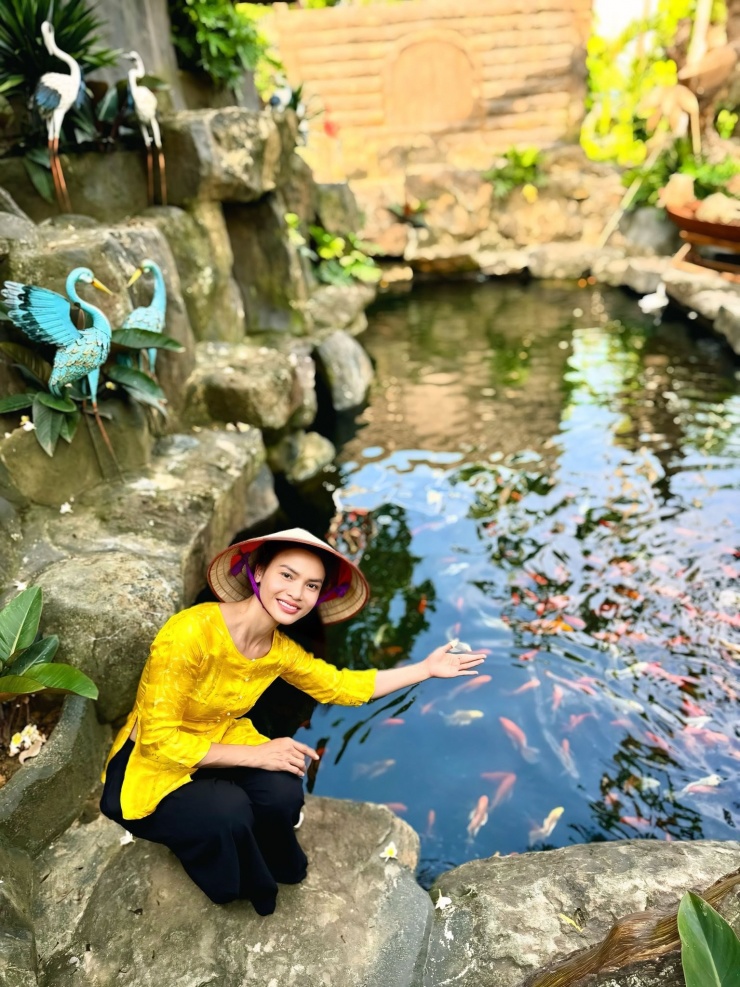 Hồ cá Koi là nơi Phạm Phương Thảo rất thích. &nbsp;