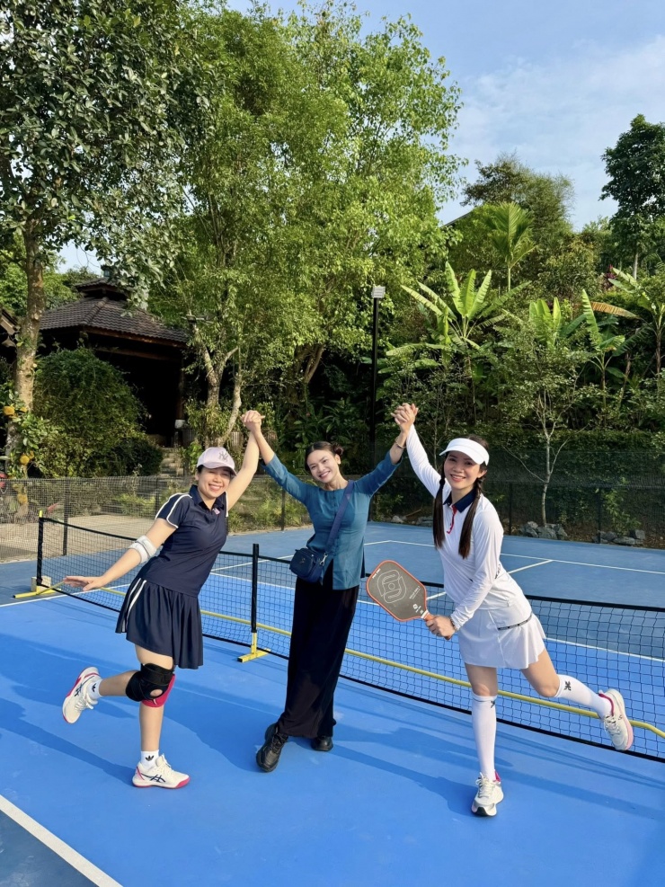 Sân pickleball vừa được hoàn thiện trong khuôn viên nhà vườn. Đây là môn thể thao đang được nhiều nghệ sĩ và giới trẻ yêu thích. Theo chia sẻ của Phạm Phương Thảo, sân chủ yếu phục vụ nhu cầu rèn luyện sức khỏe, đồng thời là nơi bạn bè, người thân tụ họp dịp cuối tuần.