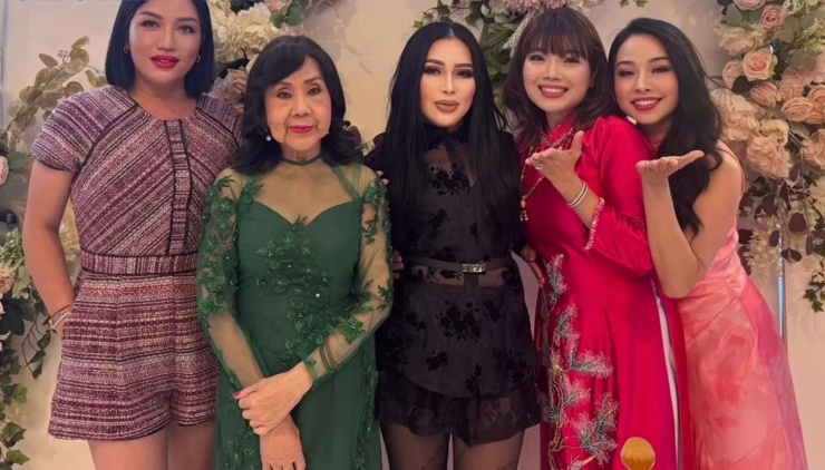 Bà bấu Thúy Uyển (váy xanh) và các nghệ sĩ. Ảnh: FBNV