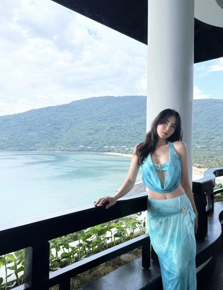 Sau khi sinh con đầu lòng ở tuổi 35, MC Mai Ngọc khiến nhiều người bất ngờ khi nhanh chóng lấy lại vóc dáng thon gọn, vòng eo săn chắc và cơ bụng rõ nét. Nữ MC nhiều lần chia sẻ bí quyết lớn nhất không nằm ở giảm cân thần tốc mà ở tính kỷ luật, kiên nhẫn, không bỏ cuộc. 