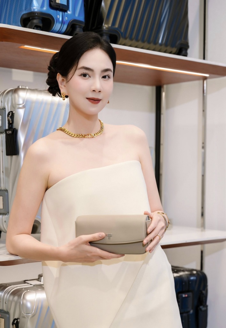 Sau sinh, Mai Ngọc thường khoe thân hình săn chắc, vòng eo gọn gàng và thần thái rạng rỡ. 