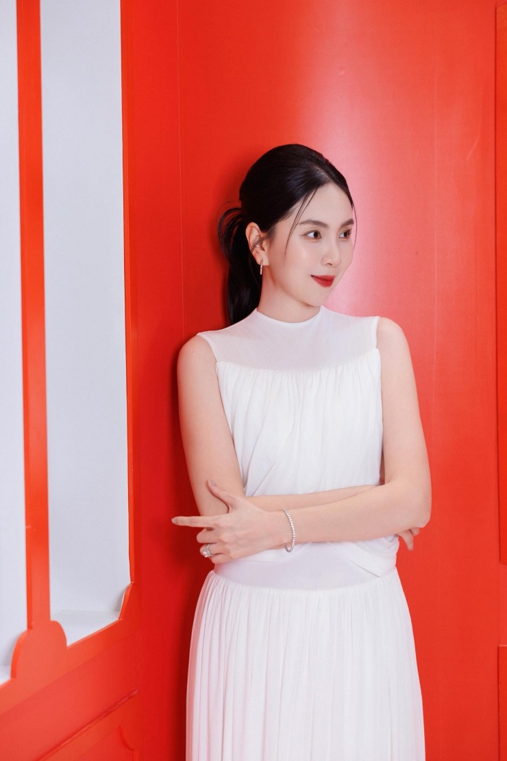 Sự kết hợp giữa vóc dáng cân đối, làn da khỏe mạnh và mái tóc dài óng mượt khiến nhiều người gọi cô là "nàng tiên cá" của showbiz Việt.