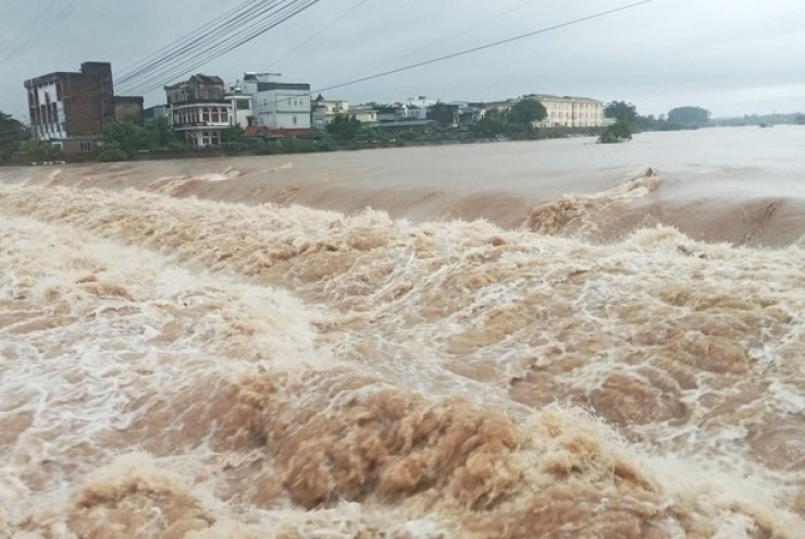 Video: Khoảnh khắc nước sông dâng cao cuồn cuộn, tràn vào nhà dân ở Quảng Ninh