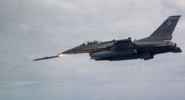 Phóng tên lửa không đối không AIM-120 AMRAAM từ máy bay chiến đấu F-16. Nguồn ảnh: Bộ Quốc phòng Mỹ.
