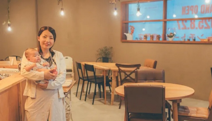 Madoka Nozawa chụp ảnh tại quán. Ảnh: Domingo.ne
