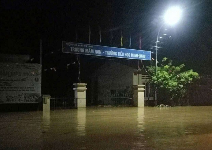 Trường mầm non - Trường tiểu học Minh Long bị ngập nước. Anhr: BCHQS Cao Bằng