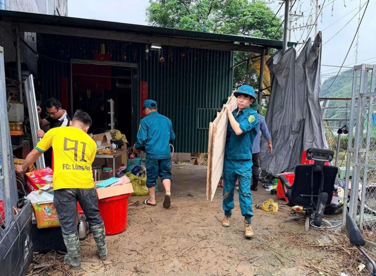Công tác hỗ trợ người dân khắc phục sau mưa lũ được triển khai kịp thời. Ảnh: Công an tỉnh Cao Bằng