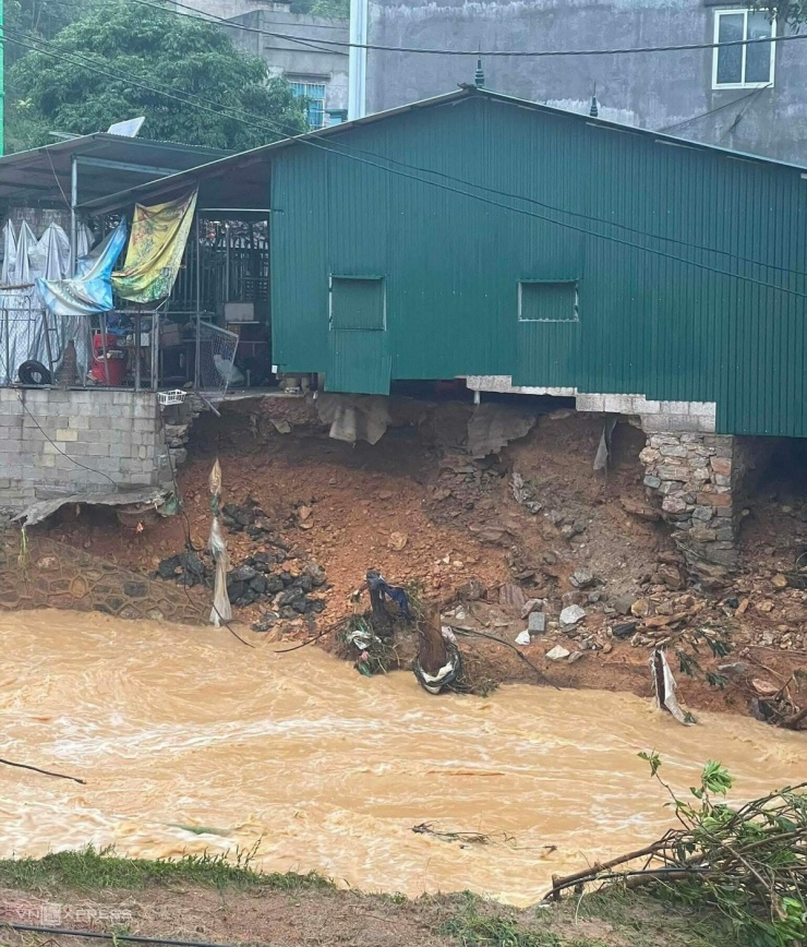 Kè nhiều đoạn suối bị cuốn trôi khiến một số ngôi nhà mất an toàn. Trong sáng nay, chính quyền đang hỗ trợ người dân chuyển đồ đạc đến nơi an toàn.