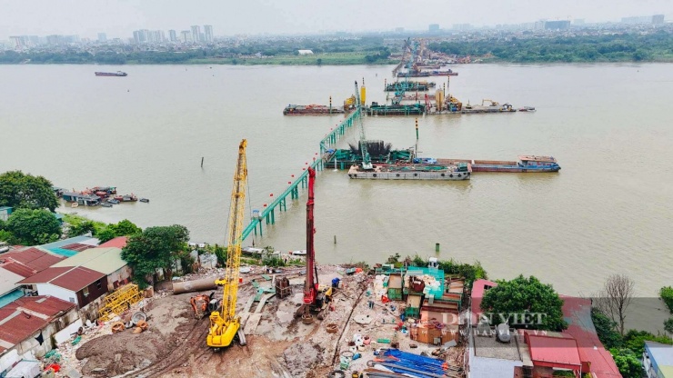 Dự án cầu Trần Hưng Đạo bắc ngang sông Hồng được khởi công vào tháng 10/2025 để chào mừng 71 năm Ngày Giải phóng Thủ đô và bắt đầu thi công từ ngày 19/12/2025. Công trình có tổng mức đầu tư khoảng 15.967 tỷ đồng, chiều dài toàn tuyến khoảng 4,18km.