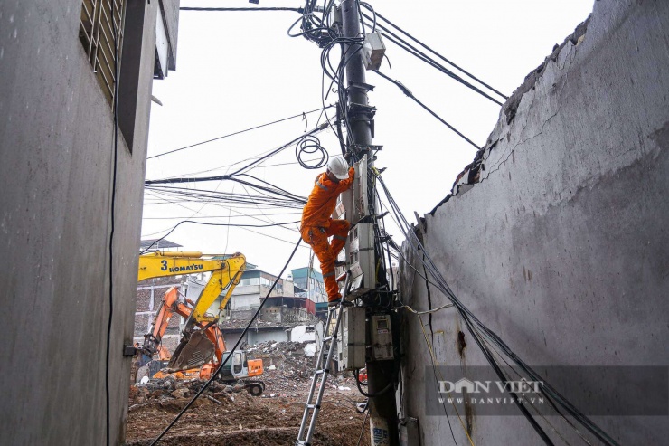 Đơn vị điện lực liên tục làm việc để tháo gỡ và chuyển hệ thống dây dẫn, cột điện phục vụ thi công dự án.