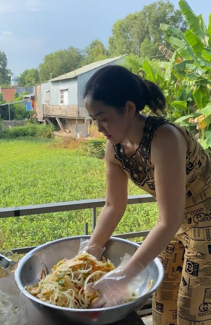 Vợ chồng ông Hiền, bà Kiểu tự tay chuẩn bị các món ăn trong mâm cỗ