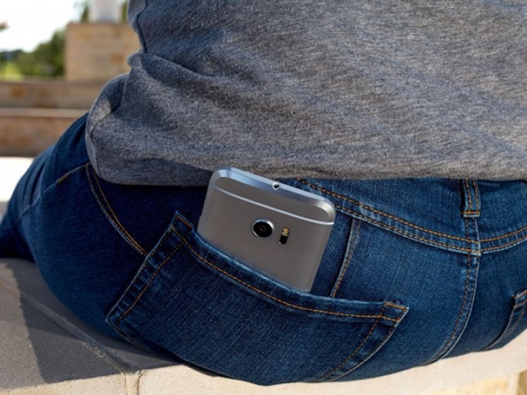Cảnh báo thói quen để smartphone ở túi quần sau: Tiện một phút, hại đủ đường