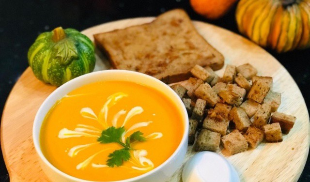 Súp bí đỏ và bánh mì nướng làm một trong những món ăn không thể thiếu cho người cận thị và thường xuyên ngồi máy tính.