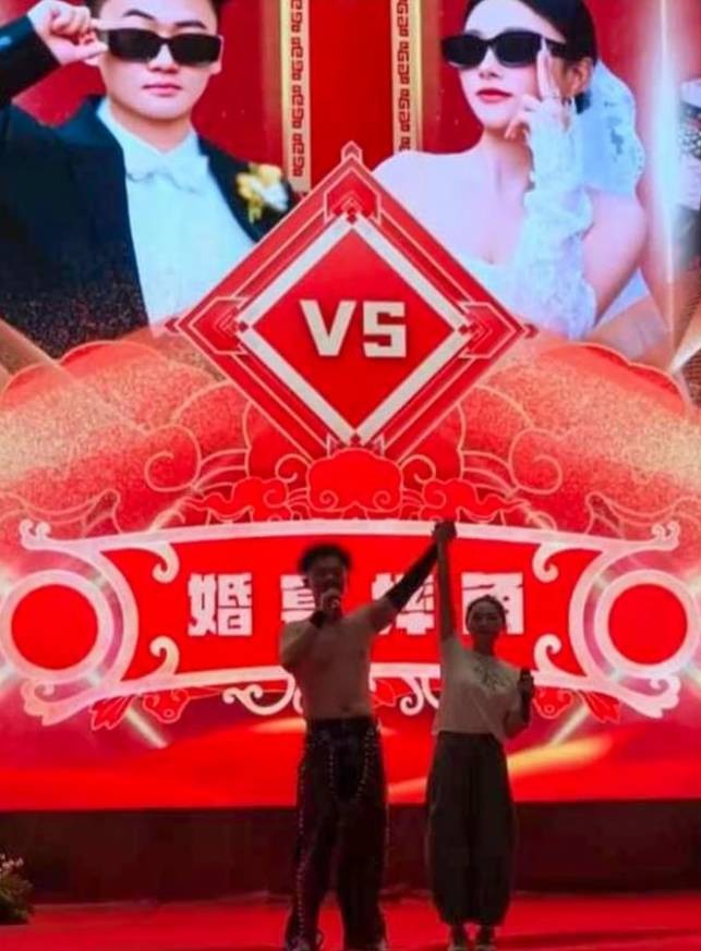 Cô dâu, chú rể trên võ đài ở đám cưới. Ảnh: Ettoday