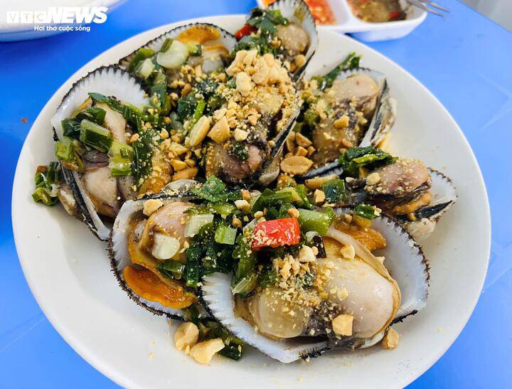 Sò lông nướng mỡ hành là món ăn chế biến đơn giản và vô cùng thơm ngon. (Ảnh: Bảo Linh)
