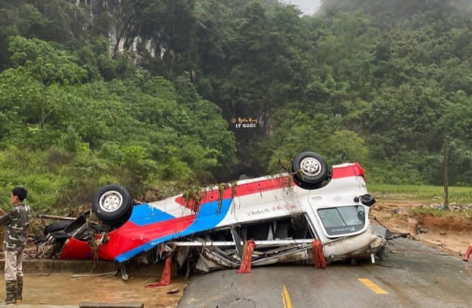 Xe ôtô bị cuốn trôi ở Cao Bằng. Ảnh: Huyền Trang