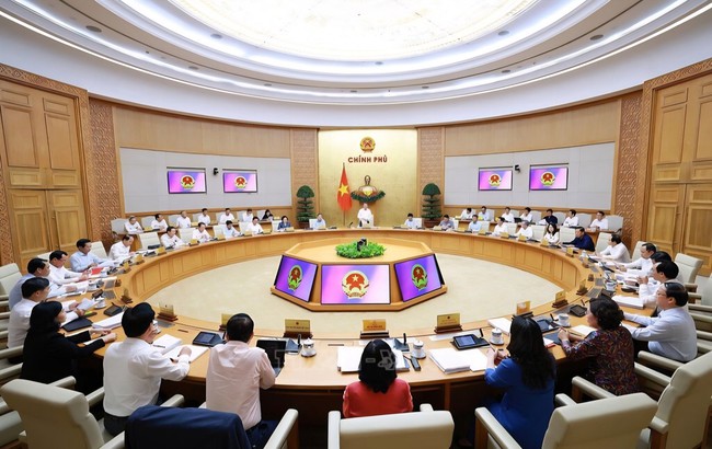 Thủ tướng Chính phủ yêu cầu người đứng đầu các bộ chịu trách nhiệm nếu để xảy ra tình trạng chậm, muộn ban hành Thông tư hướng dẫn. Ảnh: Nhật Bắc
