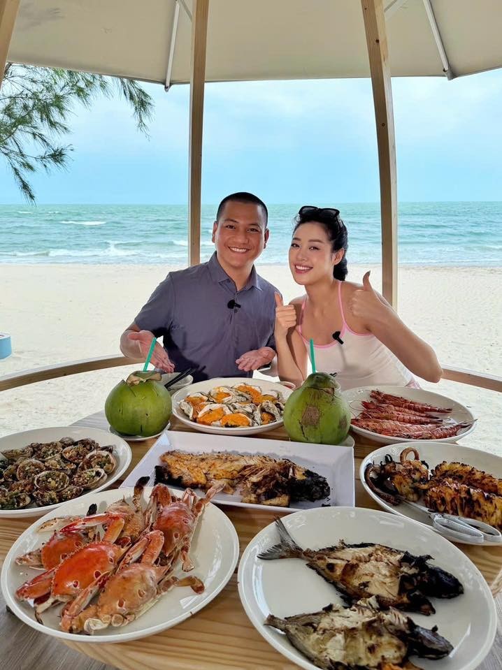 Ông xã Khánh Vân nấu đủ món 'trên rừng dưới biển' chiều vợ - 1
