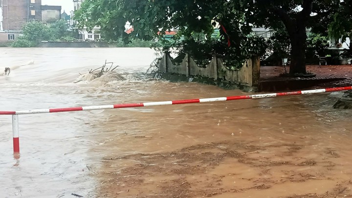 Video: Khoảnh khắc nước sông dâng cao cuồn cuộn, tràn vào nhà dân ở Quảng Ninh - 1