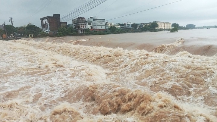 Video: Khoảnh khắc nước sông dâng cao cuồn cuộn, tràn vào nhà dân ở Quảng Ninh - 3
