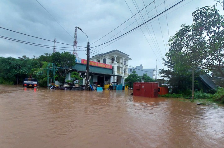 Video: Khoảnh khắc nước sông dâng cao cuồn cuộn, tràn vào nhà dân ở Quảng Ninh - 8