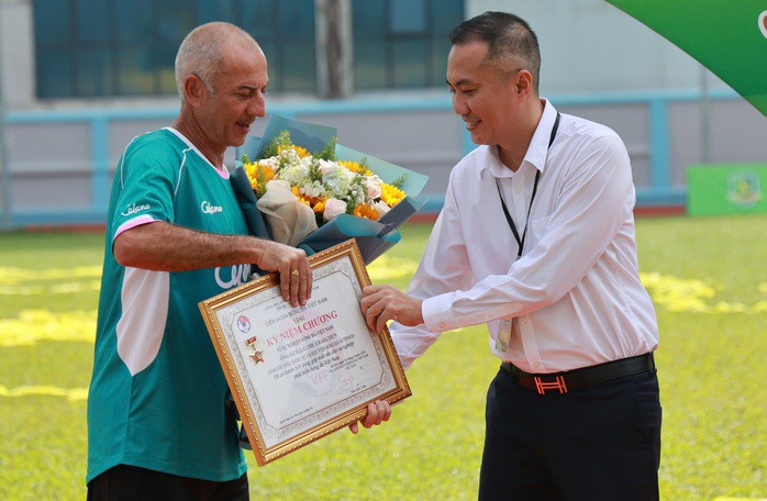 Ông Nguyễn Xuân Vũ, Phó Chủ tịch VFF, trao kỳ niệm chương cho HLV Guillaume Graechen