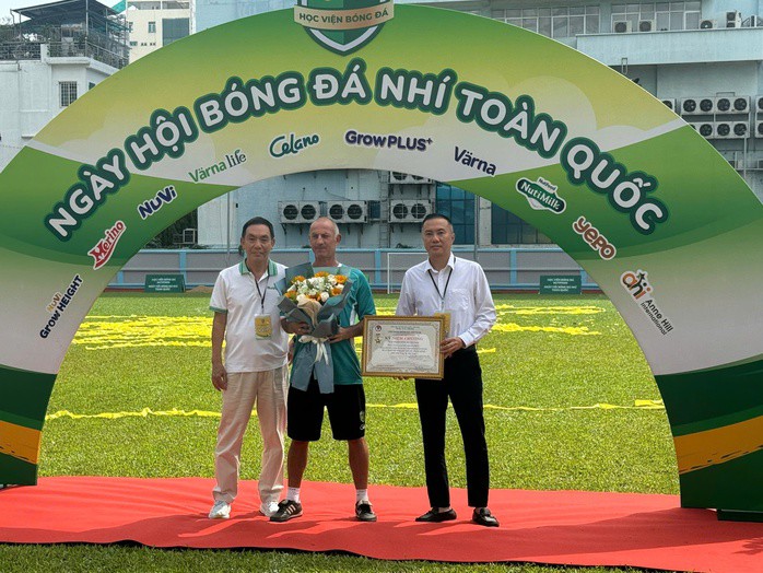 Tôn vinh một người thầy ngoại quốc hết lòng vì bóng đá trẻ Việt
