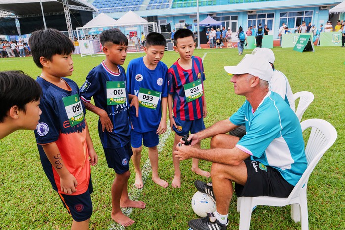 Sau vinh danh, Guillaume Geaechen quay về với việc tìm kiếm những Công Phương, Xuân Trường mới
