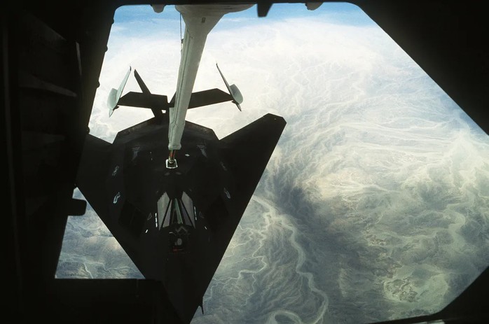 Máy bay tiếp dầu KC-10 đang tiếp nhiên liệu cho tiêm kích tàng hình F-117. Ảnh: Không quân Mỹ
