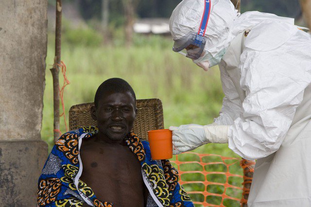 Nhân viên y tế đang chăm sóc cho bệnh nhân nhiễm virus Ebola. Ảnh: New African