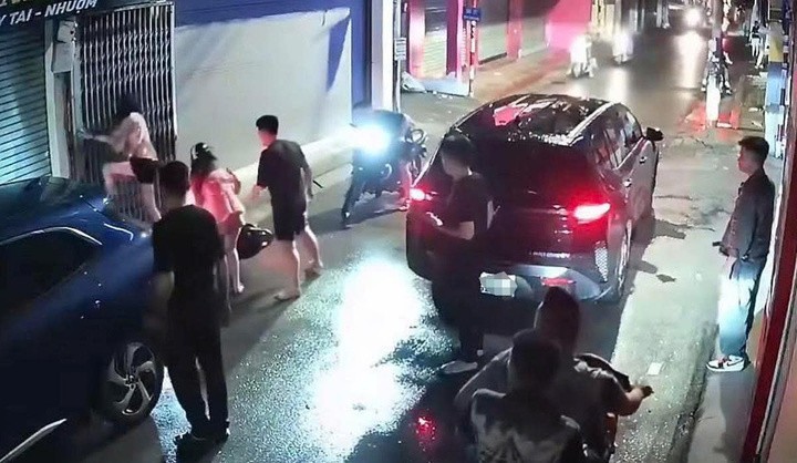 Hai cô gái bị hai thanh niên đuổi đánh giữa đêm khuya.