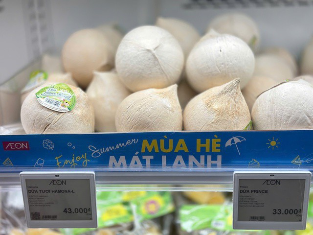Vào mùa hè, dừa tươi là một trong những mặt hàng được nhiều người tiêu dùng ưa chuộng để giải khát.