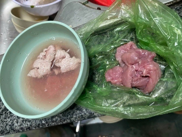 Nghi mua phải thịt bò giả, một người dân ở Quy Nhơn livestream tố cáo
