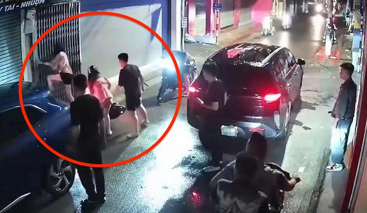 Hai cô gái bị hai thanh niên đuổi đánh giữa đêm khuya.