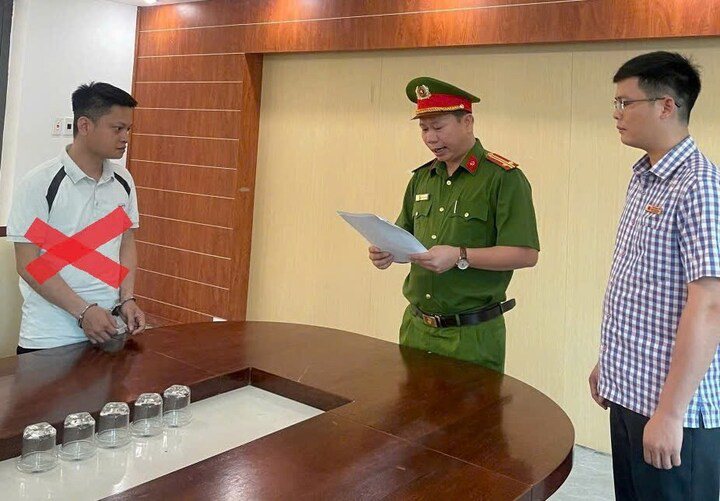 Cơ quan điều tra tống đạt các quyết định khởi tố đối với Bách. (Ảnh: Công an Hải Phòng)
