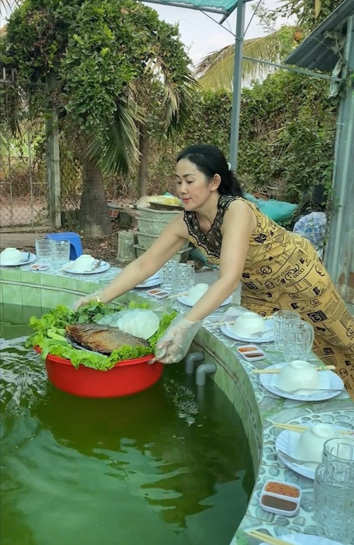 Vợ chồng ông Hiền, bà Kiểu tự tay chuẩn bị các món ăn trong mâm cỗ