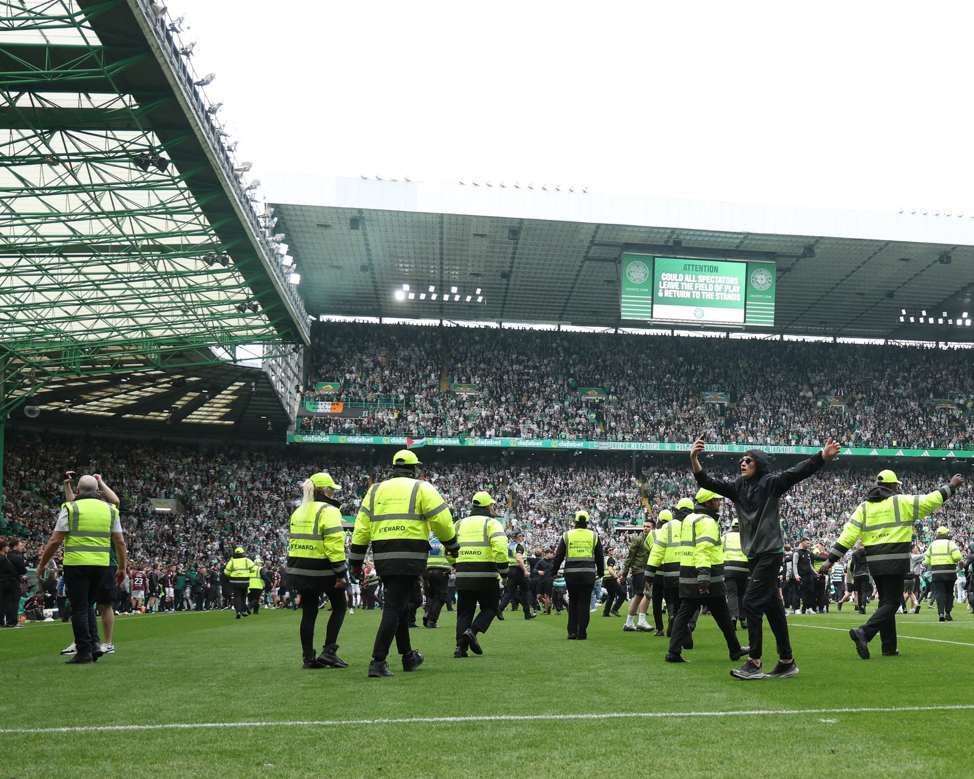 Hỗn loạn "chung kết" giải Scotland: Fan tràn sân, đấm cầu thủ đối phương - 4
