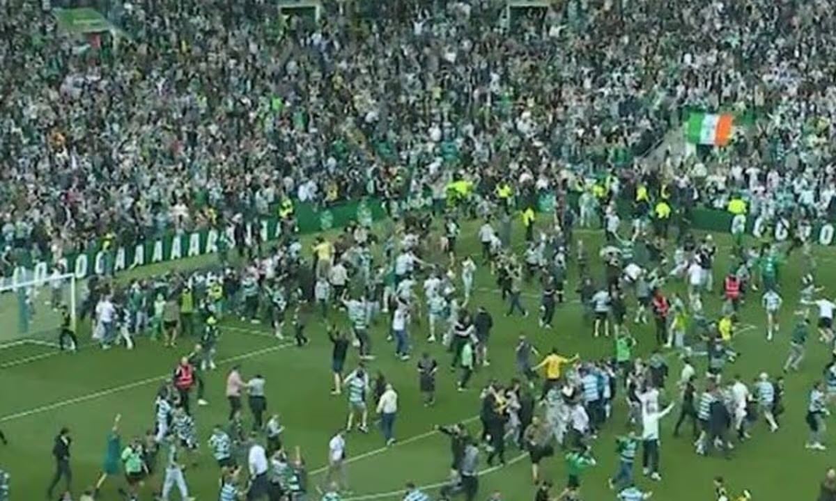 Hỗn loạn "chung kết" giải Scotland: Fan tràn sân, đấm cầu thủ đối phương - 3