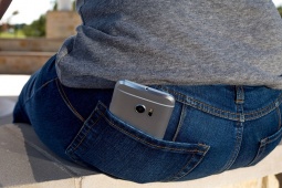Cảnh báo thói quen để smartphone ở túi quần sau: Tiện một phút, hại đủ đường