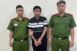 Khởi tố người đàn ông đánh shipper chảy máu mũi ở TPHCM