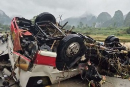 Mưa lũ dữ dội trong đêm tại Cao Bằng: Xe khách bị “vò nát”, hàng trăm nhà dân ngập sâu