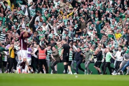 Hỗn loạn "chung kết" giải Scotland: Fan tràn sân, đấm cầu thủ đối phương