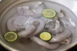 Lòng lợn càng trắng càng ngon?