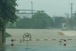 Video: Khoảnh khắc nước sông dâng cao cuồn cuộn, tràn vào nhà dân ở Quảng Ninh