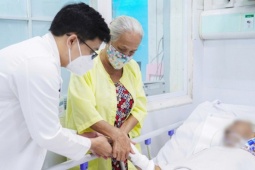 Tắm nước lạnh giải nhiệt ngày nóng, cụ bà 86 tuổi viêm phổi nặng