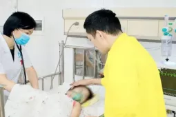 Chui qua cổng sắt đi chơi, bé gái 3 tuổi suýt mất mạng